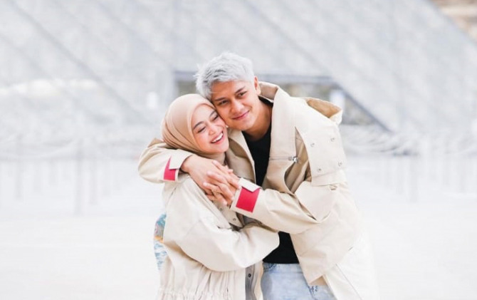 Pasangan Lesty Kejora dan Rizky Billar. (Instagram @lestykejora)