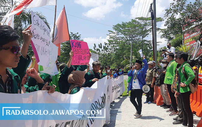 TURUN JALAN: Mahasiswa demo tolak kenaikan harga BBM. (RAGIL LISTIYO/RADAR SOLO)