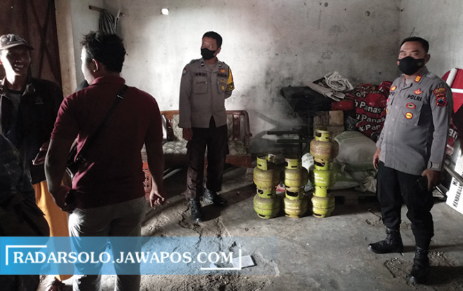 GUDANG DIBOBOL: Kapolsek Gatak AKP Tugiyo (kanan) pimpin olah TKP pencurian tabung gas di Dusun/Desa Sanggung, Gatak, Senin (5/9). (IWAN KAWUL/RADAR SOLO)