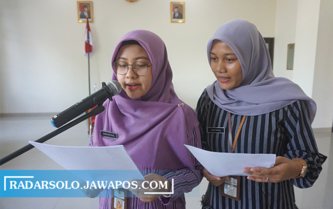 OLAH SKILL: Salah satu protokoler di Bagian Protokol dan Komunikasi Pimpinan (Prokopim) Setda Klaten saat berlatih olah suara dengan menjadi MC. (ANGGA PURENDA/RADAR SOLO)