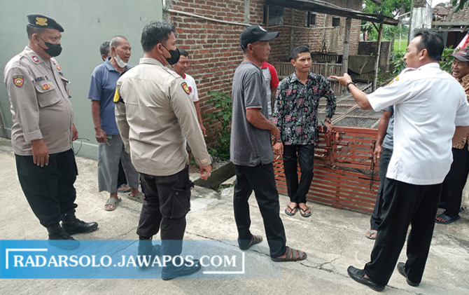 BERMASALAH: Kades Sidorejo Sriyanto (kanan) bersama Personel Polsek Bendosari tenangkan warga, Rabu (21/9). (IWAN KAWUL/RADAR SOLO)