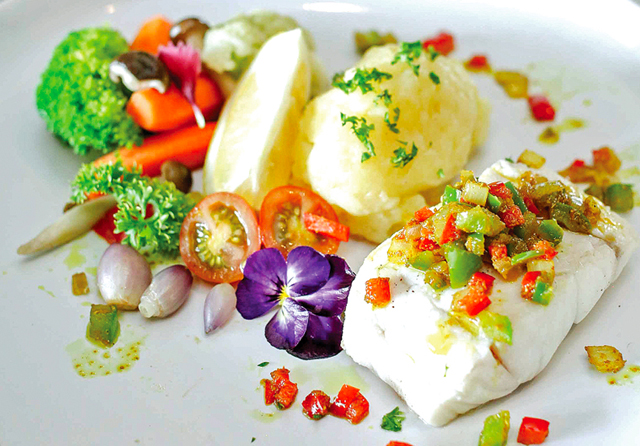 DALAM SATU PIRING: Poached snapper yang dilengkapi mashed potatoes menjadi sajian lengkap karena mengandung karbohidrat plus protein. Dalam satu sajian, terkandung energi sekitar 316 kcal. (Alfian Rizal/Jawa Pos)
