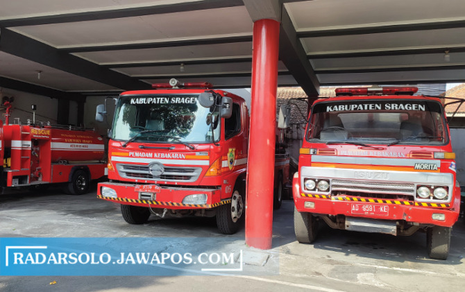 PENTING: Mobil damkar tetap siaga meski bahan bakar disesuaikan seiring kenaikan harga BBM. (AHMAD KHAIRUDIN/RADAR SOLO)