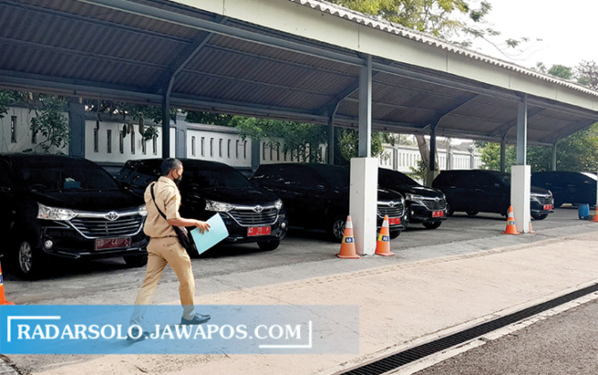 NGIRIT BBM: Sejumlah mobil dinas (mobdin) milik Pemerintah Kabupaten Karanganyar berjajar rapi di kantor Bupati Karanganyar, Senin (5/9). (RUDI HARTONO/RADAR SOLO)