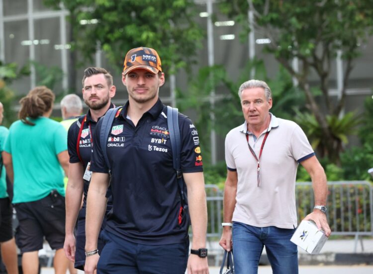Max Verstappen saat baru tiba ke Sirkuit Marina Bay, Singapura, kemarin. (Bobby Arifin/Jawa Pos)