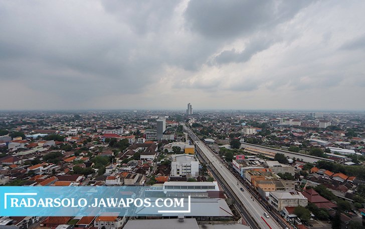 PADAT: Pembangunan Kota Solo terus berkembang. Terbaru, akan dibangun pusat perbelanjaan di Jalan Kolonel Sutarto. (M. IHSAN/RADAR SOLO)