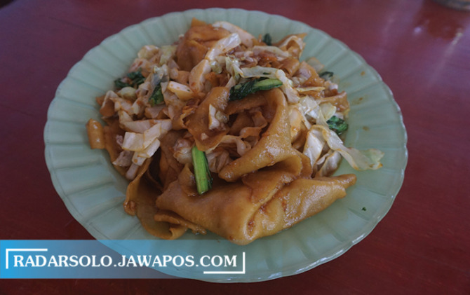 YUMMY: Kwetiau pangsit, salah satu menu andalan Pangsit Goreng Lek Gino yang dijual di Desa Pasung, Wedi, Klaten. (ANGGA PURENDA/RADAR SOLO)