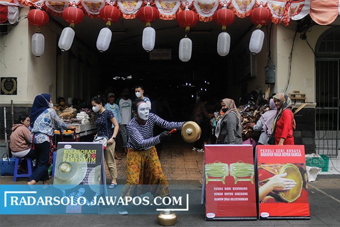 UNIK: Aksi pantomim yang ditunjukkan oleh seniman, yang merepresentasikan tentang eksistensi gamelan yang harus tetap terjaga. (M. IHSAN/RADAR SOLO)