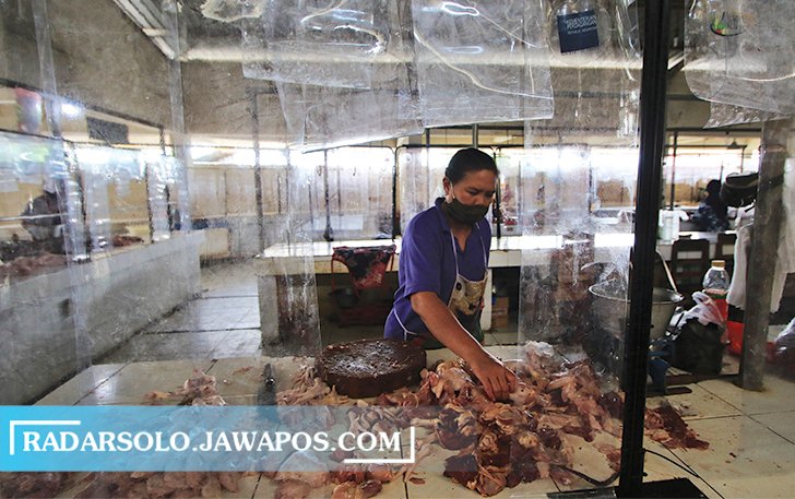 CARI INDIKATOR: Pedagang daging ayam di Pasar Nusukan. Pasar ini menjadi salah satu jujukan serikat buruh untuk melakukan survei KHL. (M. IHSAN/RADAR SOLO)