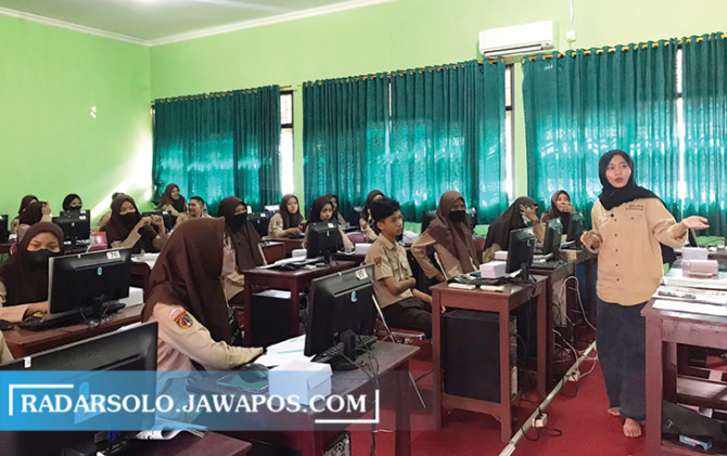 ANTUSIAS: Wartawan Jawa Pos Radar Solo memberikan materi dalam pelatihan jurnalistik di SMAN 1 Simo, Boyolali, Jumat (2/9). Foto bawah, peserta praktik menulis berita. (NILA KARTIKA/RADAR SOLO)
