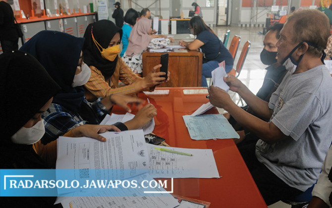 TEKAN INFLASI: Pencairan BLT pengalihan subdisi BBM yang dilaksanakan di Kantor Pos Surakarta belum lama ini. (M. IHSAN/RADAR SOLO)
