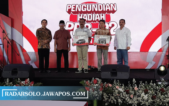 APRESIASI: Ketua DPRD Boyolali Marsono (kiri) dan Bupati Boyolali M. Said Hidayat (dua dari kiri) menyerahkan hadiah undian PBB-P2. (RAGIL LISTIYO/RADAR SOLO)