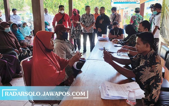 HARUS TEPAT SASARAN: Proses penyaluran BLT BBM di Sragen. (AHMAD KHAIRUDIN/RADAR SOLO)