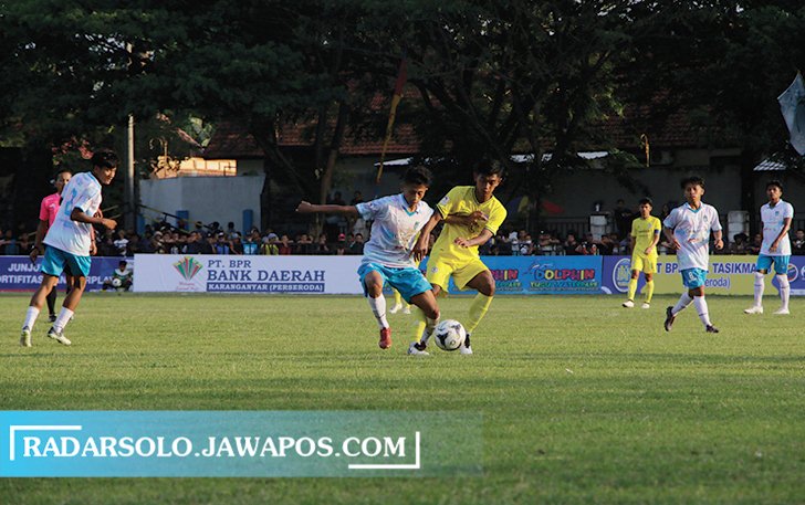 PEMBUKTIAN: Laga Persika Karanganyar kontra Persiwi Wonogiri di Stadion Mini R.M. Said, Karanganyar, Minggu (25/9). (M. IHSAN/RADAR SOLO)