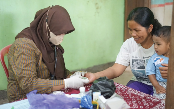 Tim siaga memeriksa kesehatan ibu dan anak dalam program Yok Peka yang dijalankan Pertamina di Boyolali. 