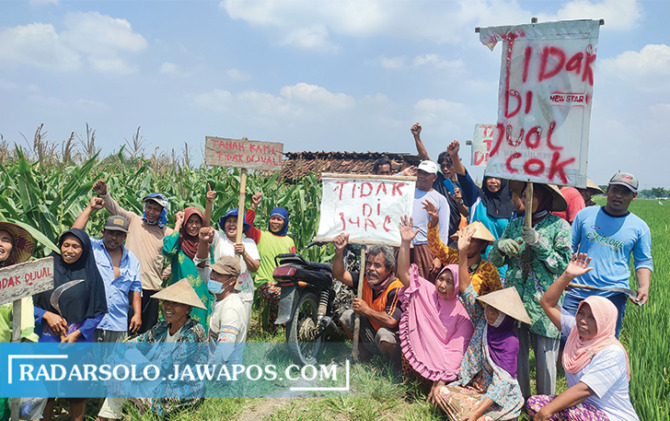 KOMPAK: Pemilik lahan pertanian Desa Bonagung, Tanon, gelar aksi penolakan pendirian pabrik sepatu berkapasitas 35 karyawan, Selasa (13/9). (AHMAD KHAIRUDIN/RADAR SOLO)