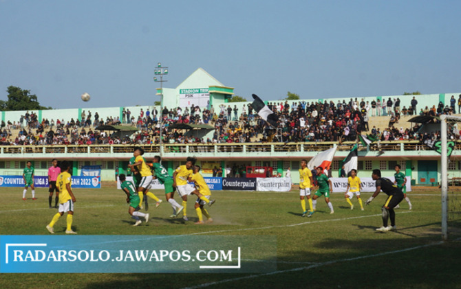 PENUH SEMANGAT: Jalannya pertandingan PSIK Klaten vs AT Farmasi Surakarta dalam lanjutan Liga 3 Jawa Tengah di Stadion Trikoyo Klaten, Rabu (28/9). Dalam laga ini PSIK Klaten yang tampil dengan menggunakan jersey warna hijau kebanggan mereka unggul dengan