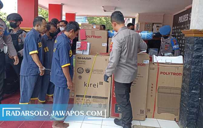 DIANCAM 9 TAHUN PENJARA: Tersangka pembobol ruko dan beragam barang elektronik hasil kejahatan di Mapolres Sukoharjo, Kamis (29/9). (IWAN KAWUL/RADAR SOLO)