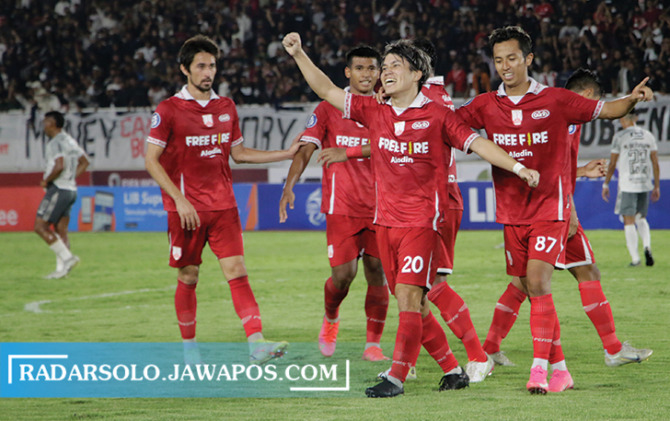 SELEBRASI: Ryo Matsumutra bersama beberapa pemain Persis Solo merayakan gol yang berhasil dia cetak di gawang Bali United, Kamis (15/9). Dalam laga ini Persis Solo berhasil mengalahkan Bali United denga skor 2-0. (M. IHSAN/RADAR SOLO)