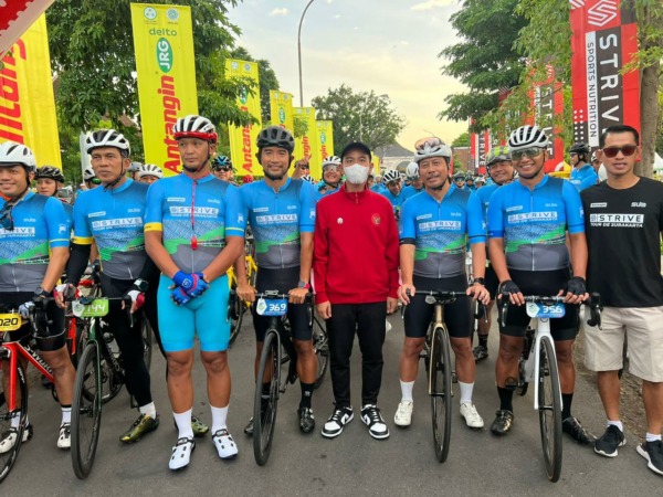 Anggota DPR RI dapil V Jawa Tengah Abdul Kharis Almasyhari (dua dari kiri), Wali Kota Surakarta Gibran Rakabuming Raka (tengah), dan co-founder Wdnsdy Bike Azrul Ananda (dua dari kanan), bersama tokoh lainnya semarakkan event Strive Tour De Surakarta, Sab