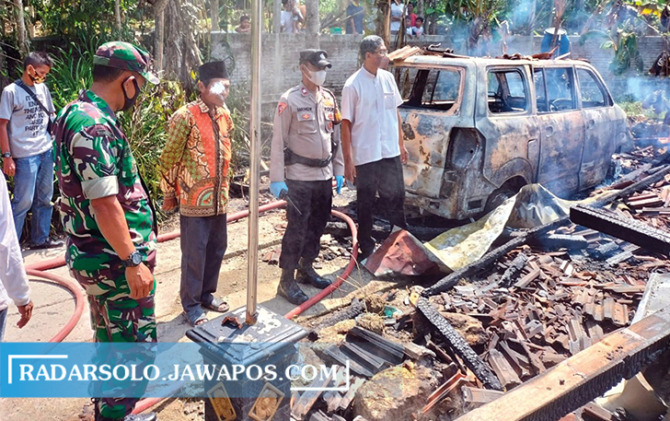LUDES: Kebakaran melanda rumah milik Nur Solihin, 52, warga Dukuh Grengseng ,Rt 04/1 ,Desa Poleng, Kecamatan Gesi, Sragen, Minggu (25/9). (AHMAD KHAIRUDIN/RADAR SOLO)