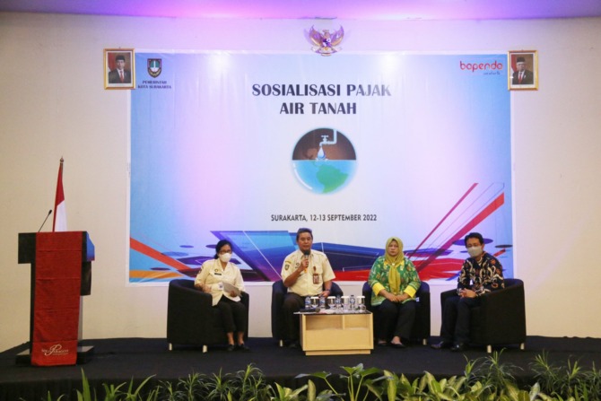 PENJELASAN: Kepala Bapenda Kota Surakarta Tulus Widajat memberikan keterangan dalam sosialisasi pajak air  tanah di Solo Paragon Hotel dan Residences, Selasa (13/9). (BAPENDA KOTA SURAKARTA FOR RADAR SOLO)