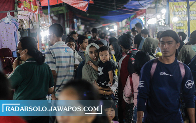 BANJIR KRITIKAN: Pengunjung memadati Pasar Malam Sekaten belum lama ini. Event tahunan ini mendapatkan banyak kritikan mulai dari pengamen yang memaksa, copet, parkir mahal dan helm hilang. (M IHSAN/RADAR SOLO)