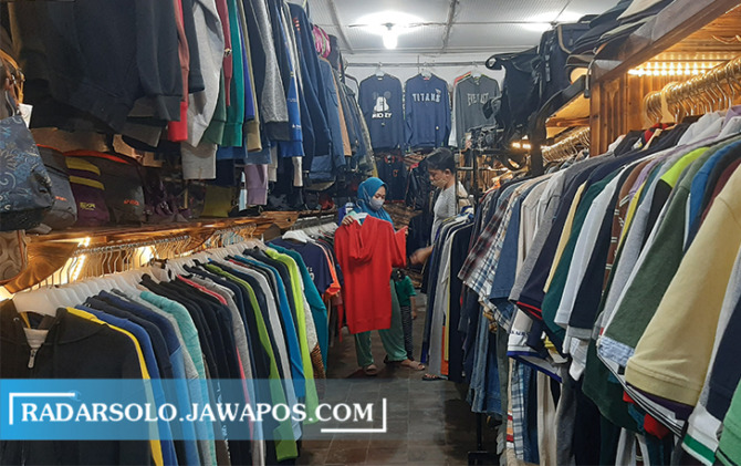 RAMAH KANTONG: Pengunjung tampak memilih baju di toko Second Original Boyolali. (RAGIL LISTYO/RADAR SOLO)