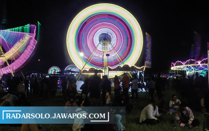 BANGKITKAN EKONOMI: Kemeriahan Pasar Malam Sekaten di Alun-Alun Keraton Kasunanan Surakarta. (M. IHSAN/RADAR SOLO)