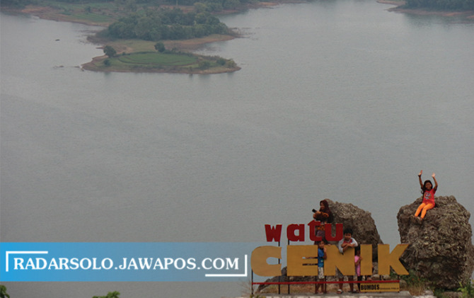DARI KETINGGIAN: Pesona Watu Cenik di Desa Sendang, Kecamatan Wonogiri Kota. Dari tempat ini, pengunjung bisa menyaksikan hamparan Waduk Gajah Mungkur. (IWAN ADI LUHUNG/RADAR SOLO)