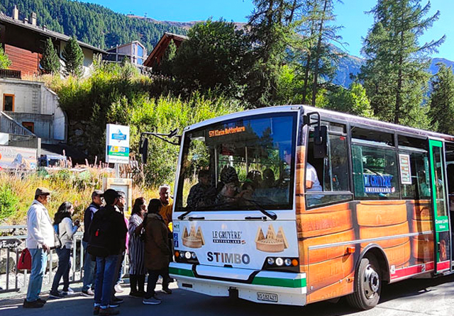 KAPASITAS 70 ORANG: Bus listrik memuat penumpang di Halte Matterhorn Glacier Paradise. (Dinarsa Kurniawan/Jawa Pos)
