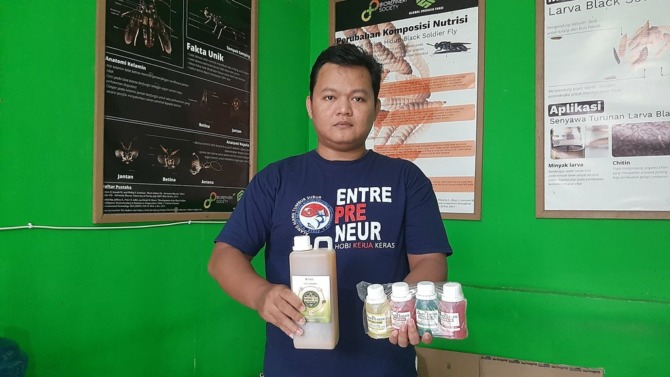 MITRA JNE: Muhammad Jafar Khaerudin menunjukkan sejumlah produk olahan maggotnya. Dia menggandeng JNE untuk mengirim pesanan ke penjuru Indonesia.