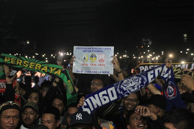 Suporter Jogja, Solo, Sleman hingga Semarang menyalakan lilin usai gelar salat gaib dan doa bersama di Stadion Mandala Krida, Jogjakarta untuk korban Tragedi Kanjuruhan, Malang, Selasa malam (4/10). (GUNTUR AGA/RADAR JOGJA)