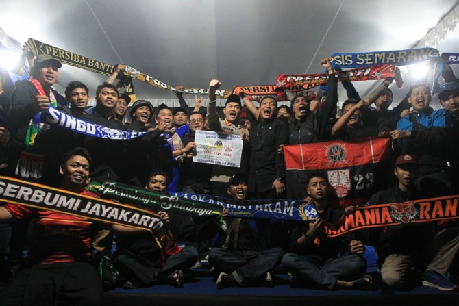 Suporter Jogja, Solo, Sleman hingga Semarang usai gelar  salat gaib dan doa bersama di Stadion Mandala Krida, Jogjakarta untuk korban Tragedi Kanjuruhan, Malang, Selasa malam (4/10). (GUNTUR AGA/RADAR JOGJA_