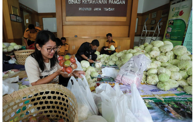 Pengemasan hasil panen petani di kantor Dinas Ketahanan Pangan (Dishanpan) Jateng. Hasil pertanian dan peternakan dibeli ASN Jateng dalam program berbagi yang diinisasi Gubernur Jateng Ganjar Pranowo.