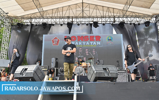 MENGHENTAK: Aksi panggung grup band Jamrud di Alun-Alun Satya Negara Sukoharjo, Minggu pagi (9/10). (IWAN KAWUL/RADAR SOLO)