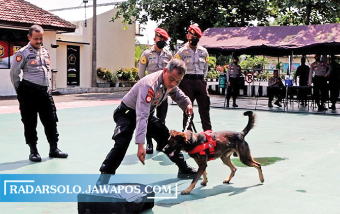 CEKATAN: Anggota Polres Karanganyar melatih unit K9 sebagai persiapan pengamanan KTT G20 di Bali. (RUDI HARTONO/RADAR SOLO)
