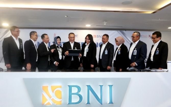 SOLID: Direktur Utama BNI Royke Tumilaar (lima dari kiri), Wakil Direktur Utama BNI Adi Sulistyowati (empat dari kiri), bersama jajaran direksi lainnya dalam Press Conference Kuartal Ketiga 2022, Senin (24/10/2022).  Laba bersih BNI tumbuh 76,8% Year on Y
