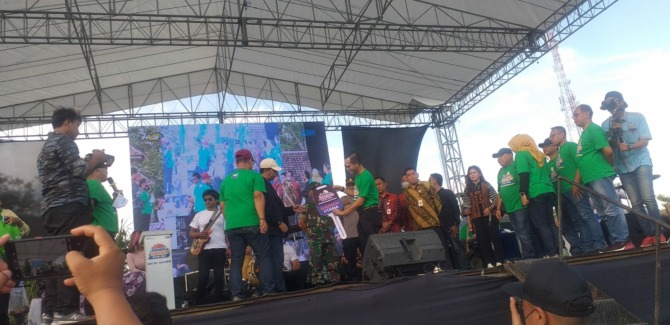 Pinca BRI Cabang Sragen Catur Wahyu Endra Yogianta serahkan kunci pemenang undian Pesta Rakyat Simpedes BRI Cabang Sragen di Alun-Alun Sentana, Tangen, Kamis (27/10). (AHMAD KHAIRUDIN/RADAR SOLO)