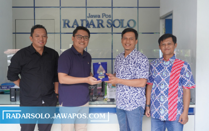 JALIN SINERGI: Badan Siber dan Sandi Negara (BSSN) kunjungi kantor Jawa Pos Radar Solo, Kamis (20/10). (ARIEF BUDIMAN/RADAR SOLO)