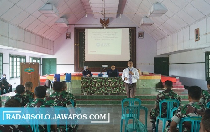 SOSIALISASI: Bank Woori Saudara (BWS) KCP Klaten saat mengenalkan produk dan layanan bagi anggota TNI di aula Dodiklatpur Rindam IV/Diponegoro Klaten, Senin (24/10). (ANGGA PURENDA/RADAR SOLO)