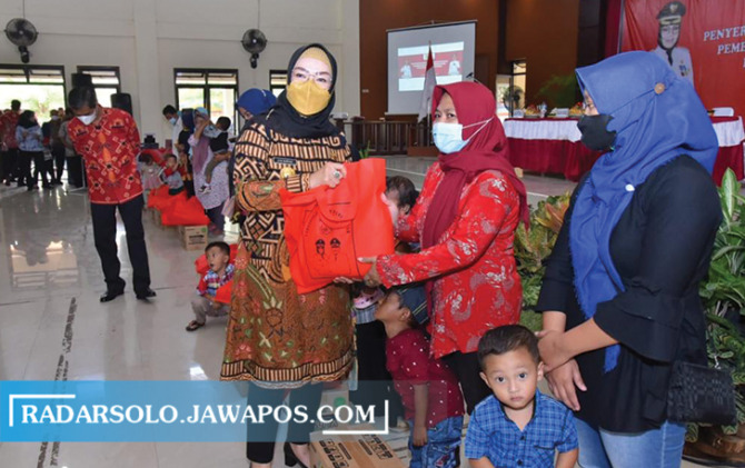 SIMBOLIS: Bupati Etik Suryani serahkan beras cadangan pangan di Gedung PGRI Sukoharjo, Kamis (20/10). (IWAN KAWUL/RADAR SOLO)
