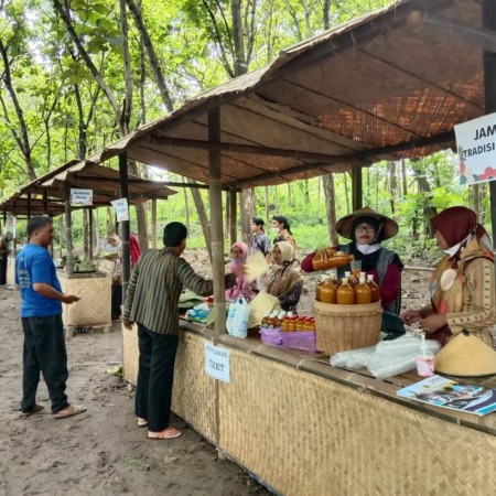 DONGKRAK EKONOMI: Pasar budaya yang digelar di Gunung Gandu, Desa Pilangsari, Kecamatan Gesi, beberapa waktu lalu. (AHMAD KHAIRUDIN/RADAR SOLO)