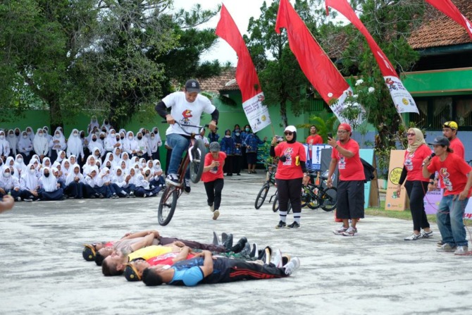 MEMUKAU: Kampanye bike to school atau gerakan bersepeda ke sekolah di SMP N 2 Wedi, Senin (17/10). (KECAMATAN WEDI FOR RADAR SOLO)