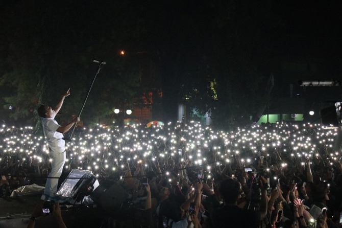 Denny Caknan tampil maksimal pada event pengundian tabungan Spektamades PT BPR BKK Wonogiri (Perseroda) di Alun-Alun Giri Krida Bakti Wonogiri, Jumat malam (21/10). (IWAN ADI LUHUNG/RADAR SOLO)