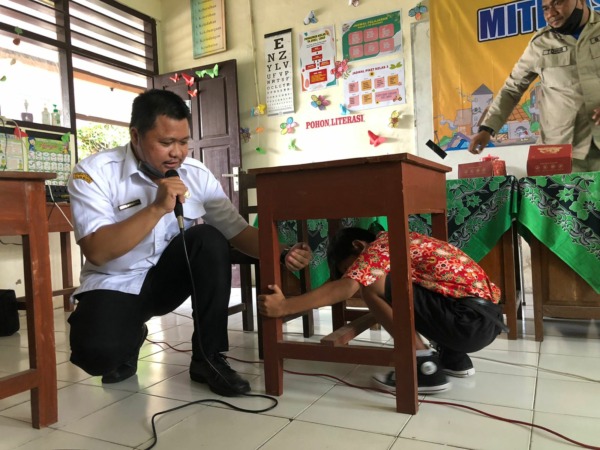 BERI PEMAHAMAN: Pelatihan mitigasi bencana menyasar murid SD yang digelar BPBD dan PMI Sukoharjo di Kecamatan Grogol dan Polokarto, Kamis (13/10). (BPBD SUKOHARJO FOR RADAR SOLO)