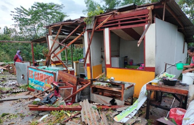 RUSAK BERAT: Pohon tumbang menimpa warung makan di Dusun Pondok Wetan, Desa Pondok, Kecamatan Ngadirojo, Sabtu (8/10). (SEKDES PONDOK)