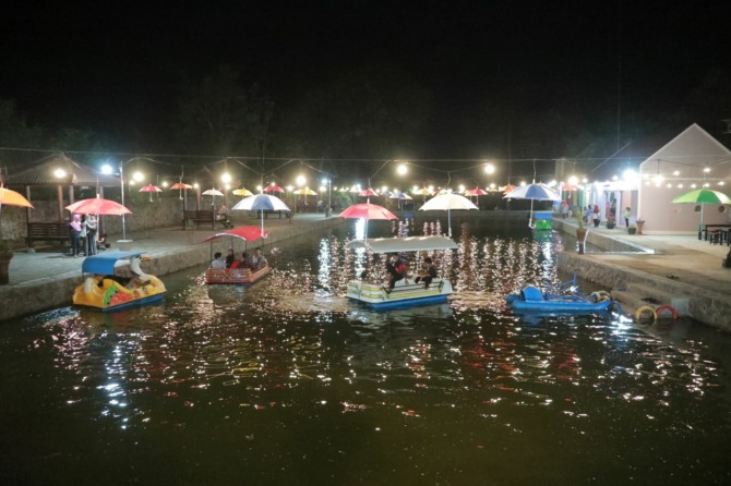 JUJUKAN WISATA KELUARGA: Pengunjung menikmati perahu wisata kayuh di Sekarsuli Garden kemarin malam. Wahana ini jadi pilihan favorit anak-anak. (BAGIAN PROKOPIM SETDA KLATEN)