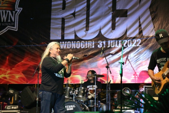 GARANG: Suhardono ‘Dekik’ tampil pada deklarasi Classic Rock Wonogiri di Alun-Alun Giri Krida Bakti Wonogiri, Minggu malam (31/7). (DOK. PRIBADI)