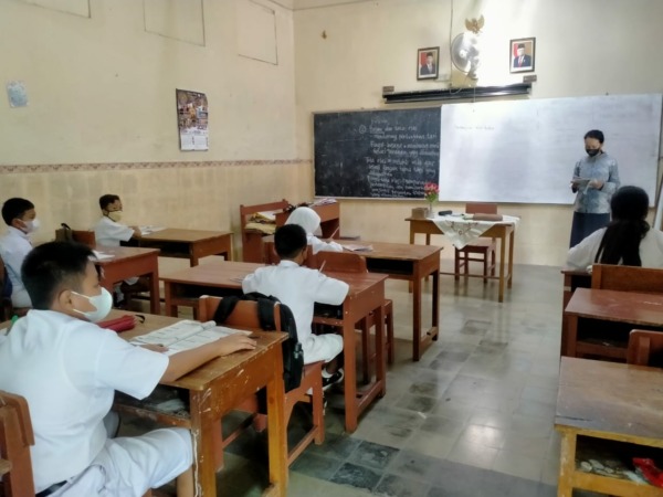 BERLATIH: Siswa kelas V SD Kasatriyan akan mengikuti ANBK dengan menumpang ke SMK Kasatriyan. (SEPTIAN REFVINDA/RADAR SOLO)